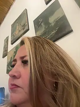 Snapshot of Martinacurvy_ chatting on April 2026 12:34:02 AM Martinacurvy online show from April 2026 12:34:02 AM