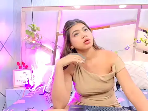 Snapshot of WinnieClarke chatting on April 2026 12:06:02 PM WinnieClarke online show from April 2026 12:06:02 PM