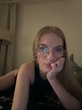 EvaEvis online show from April 2026 07:58:02 PM