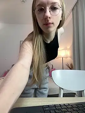 EvaEvis online show from April 2026 07:04:02 AM