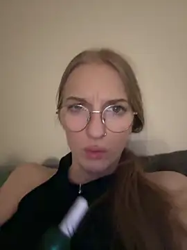 EvaEvis online show from April 2026 07:07:01 PM