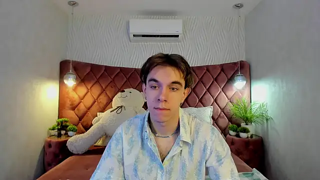 Snapshot of DaveBevy chatting on April 2026 05:19:01 AM DaveBevy online show from April 2026 05:19:01 AM