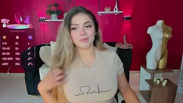 Snapshot of Sofia_Velvetx chatting on June 2026 02:07:02 PM Sofia Velvetx online show from June 2026 02:07:02 PM
