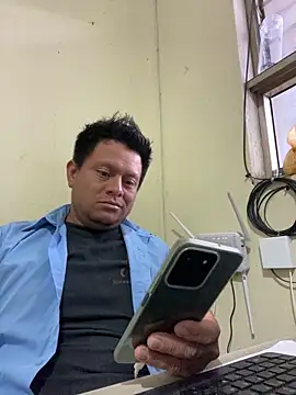 Snapshot of Luis-Armando chatting on April 2026 05:17:02 PM Luis-Armando online show from April 2026 05:17:02 PM