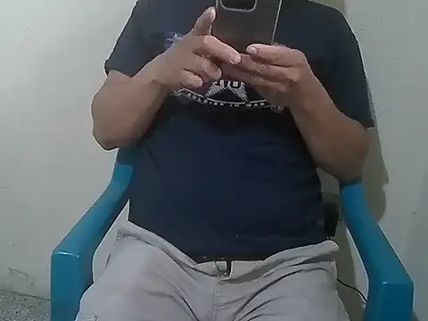 Snapshot of Luis-Armando chatting on April 2026 09:05:01 PM Luis-Armando online show from April 2026 09:05:01 PM