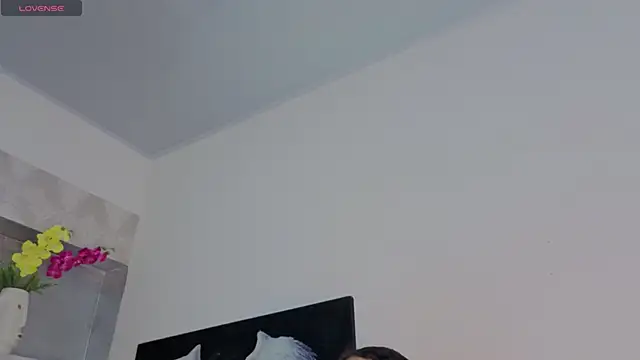 leyla dikens  online show from April 2026 01:23:02 PM