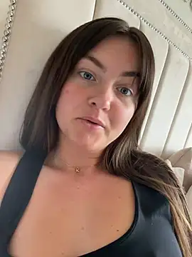 LolaSkyee online show from April 2026 12:09:01 PM