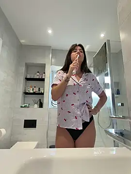 LolaSkyee online show from May 2026 06:15:02 AM