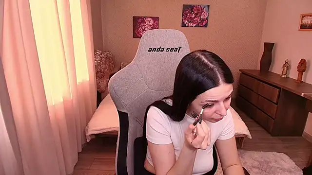 EvaSmeet online show from April 2026 05:12:01 AM