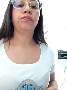 Snapshot of Violeta--7 chatting on April 2026 01:39:01 PM Violeta--7 online show from April 2026 01:39:01 PM