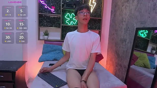 Snapshot of Eyden_Connor chatting on June 2026 11:05:01 PM Eyden Connor online show from June 2026 11:05:01 PM