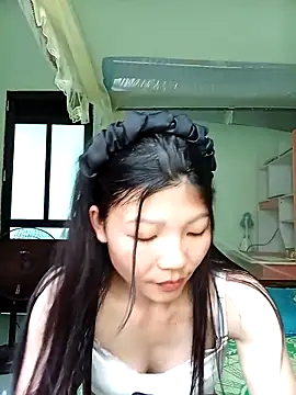 Snapshot of -Quyny- chatting on April 2026 05:01:02 AM -Quyny- online show from April 2026 05:01:02 AM