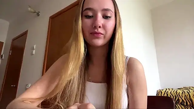 Snapshot of Liesenaniles chatting on April 2026 06:15:02 AM Liesenaniles online show from April 2026 06:15:02 AM