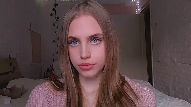 Snapshot of EveCoutch chatting on April 2026 11:39:01 AM EveCoutch online show from April 2026 11:39:01 AM