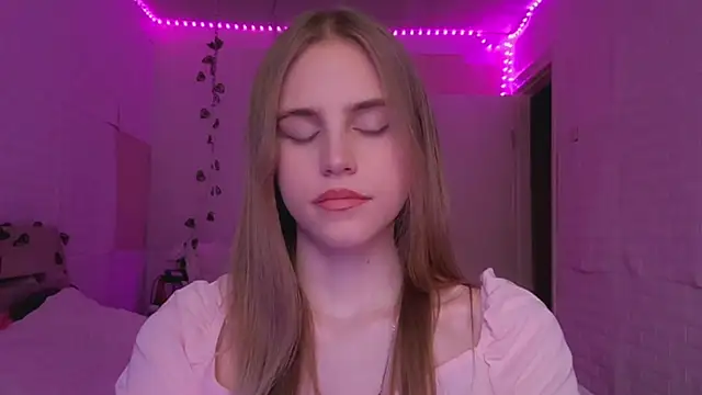 Snapshot of EveCoutch chatting on April 2026 01:18:01 PM EveCoutch online show from April 2026 01:18:01 PM