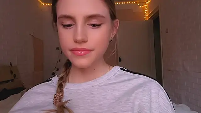 Snapshot of EveCoutch chatting on April 2026 12:06:02 PM EveCoutch online show from April 2026 12:06:02 PM