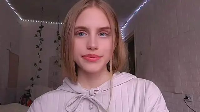 Snapshot of EveCoutch chatting on April 2026 12:09:02 PM EveCoutch online show from April 2026 12:09:02 PM