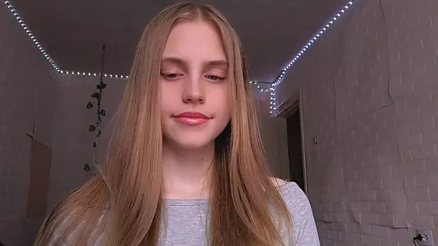 Snapshot of EveCoutch chatting on April 2026 12:21:02 PM EveCoutch online show from April 2026 12:21:02 PM