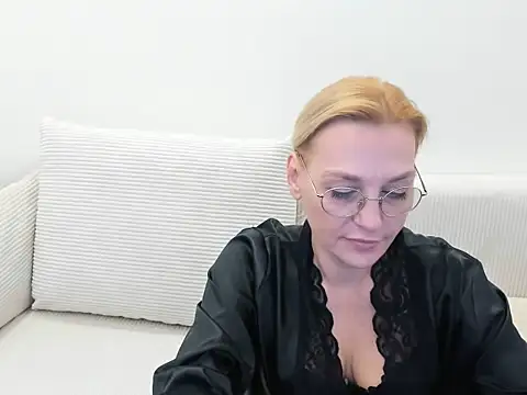 Snapshot of OeigesMik chatting on April 2026 10:50:02 AM OeigesMik online show from April 2026 10:50:02 AM