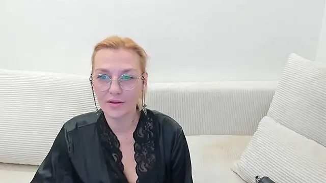 Snapshot of OeigesMik chatting on April 2026 09:46:02 AM OeigesMik online show from April 2026 09:46:02 AM