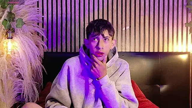 Snapshot of Tommy_Fox chatting on April 2026 12:53:01 PM Tommy Fox online show from April 2026 12:53:01 PM