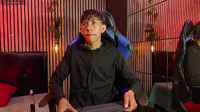 Snapshot of Tommy_Fox chatting on April 2026 01:17:02 PM Tommy Fox online show from April 2026 01:17:02 PM