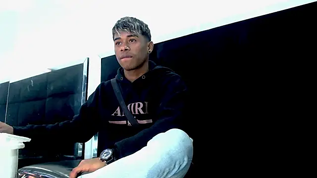 LuckyBluex online show from April 2026 09:05:02 PM