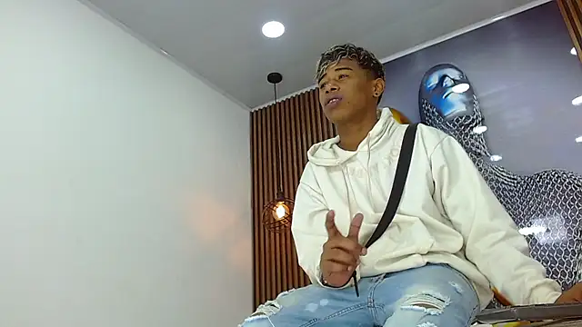 LuckyBluex online show from April 2026 12:09:01 PM