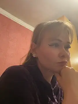Kirasweetlove online show from May 2026 07:52:01 PM