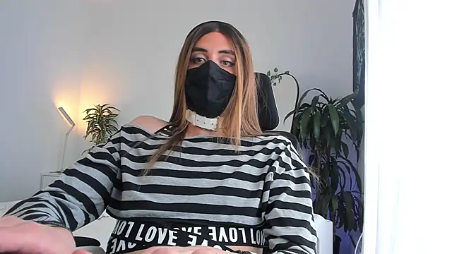 LilyReina online show from April 2026 06:25:02 PM