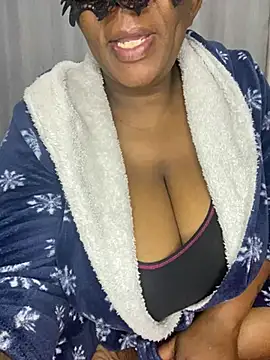 Snapshot of BoobsQueeen chatting on May 2026 04:21:02 AM BoobsQueeen online show from May 2026 04:21:02 AM