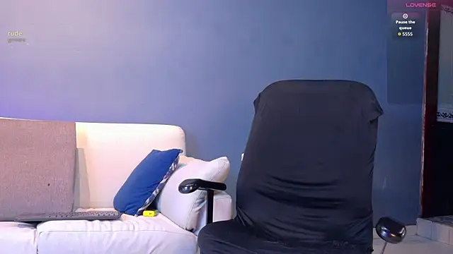 Axel saenzz online show from June 2026 07:30:02 PM