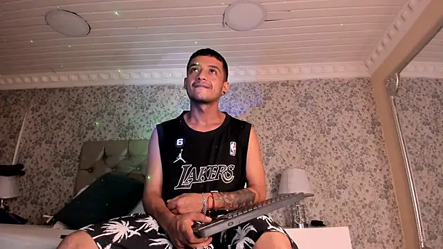 Snapshot of TurnerStar chatting on April 2026 12:32:02 PM TurnerStar online show from April 2026 12:32:02 PM