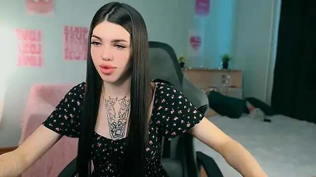 Snapshot of molly_rettyy chatting on June 2026 04:32:01 AM molly rettyy online show from June 2026 04:32:01 AM