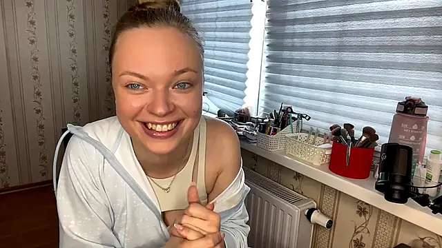 Snapshot of LolaZola chatting on April 2026 11:55:01 AM LolaZola online show from April 2026 11:55:01 AM