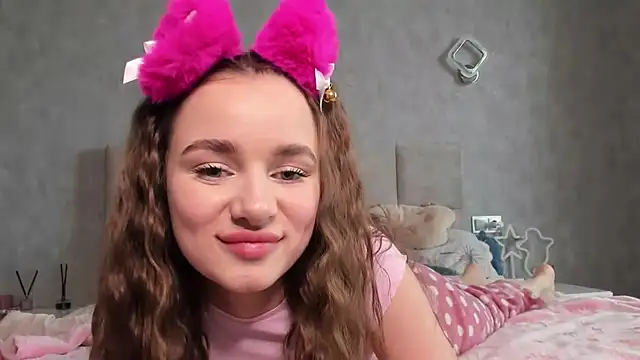 AlinaLuxxx online show from April 2026 01:02:02 PM