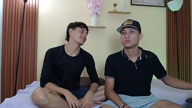 TwoHotTrouble  online show from April 2026 10:05:02 PM