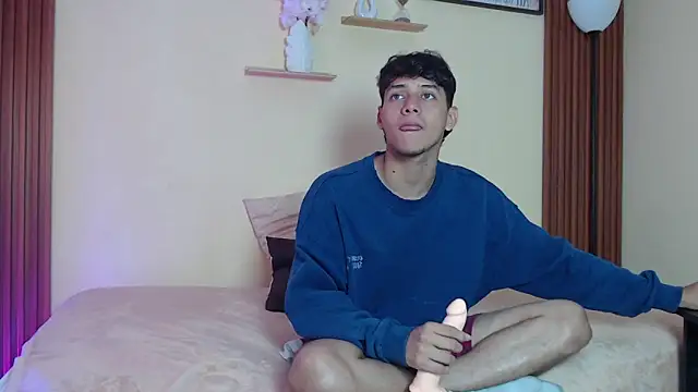 TwoHotTrouble  online show from April 2026 09:32:01 PM