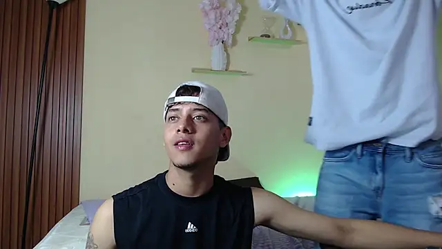 TwoHotTrouble  online show from March 2026 10:00:02 PM