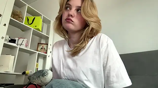 Delia cute online show from April 2026 12:45:02 PM