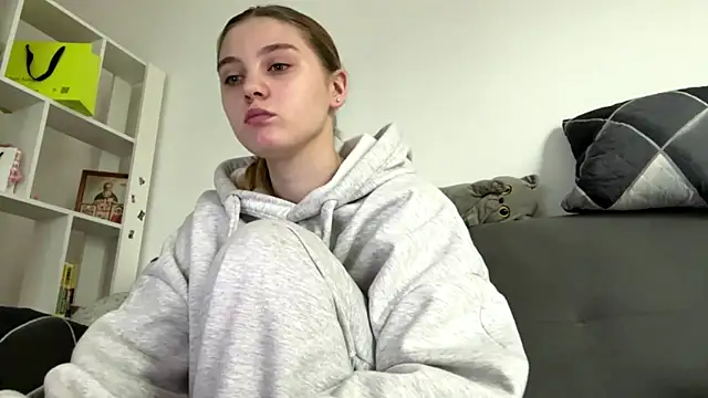 Delia cute online show from April 2026 12:20:01 PM