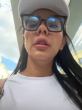 Snapshot of SofiParma chatting on June 2026 10:08:02 PM SofiParma online show from June 2026 10:08:02 PM