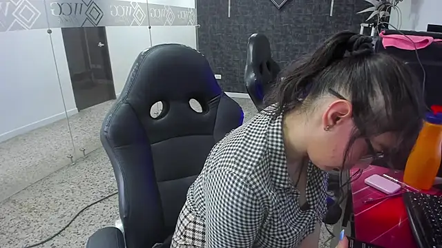 Ellaa honey online show from April 2026 02:11:01 PM