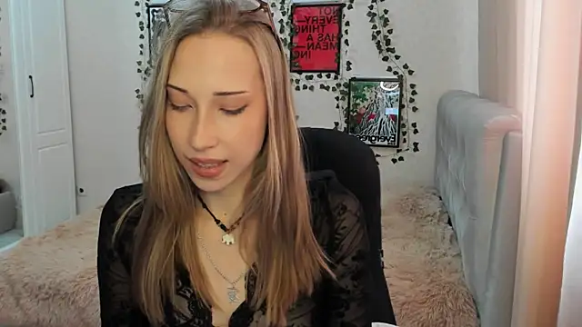 Emmarayder online show from April 2026 12:44:01 PM