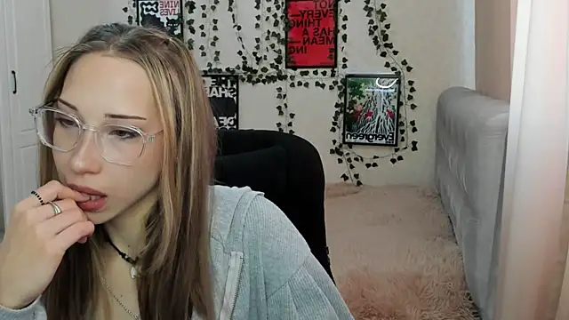 Emmarayder online show from April 2026 10:55:02 AM