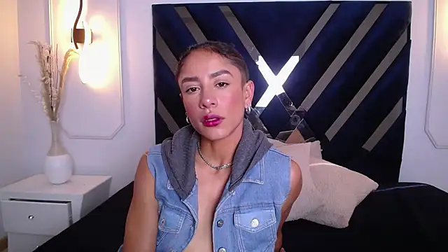 Skylee and Violet online show from April 2026 08:04:02 PM