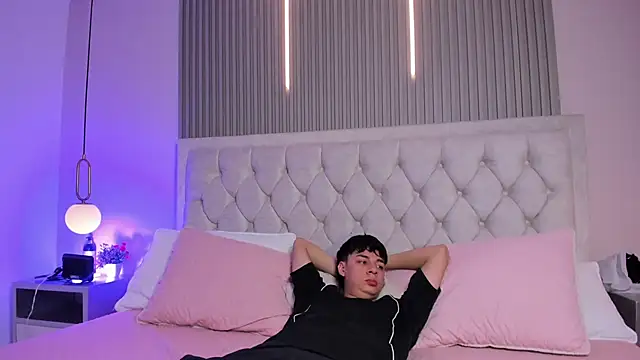 Snapshot of andy_may18 chatting on April 2026 01:37:01 PM andy may18 online show from April 2026 01:37:01 PM