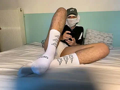 Snapshot of Rebeu_77 chatting on May 2026 06:27:02 PM Rebeu 77 online show from May 2026 06:27:02 PM