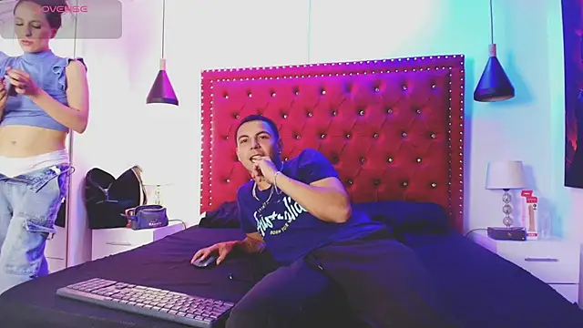 Snapshot of Jack_and_Emma_ chatting on April 2026 12:32:02 PM Jack and Emma online show from April 2026 12:32:02 PM