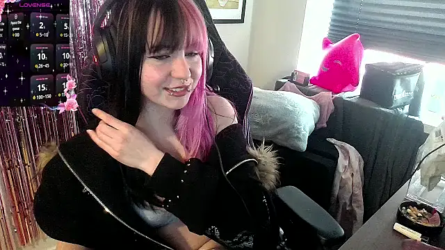 CutieTracer online show from April 2026 01:41:02 PM